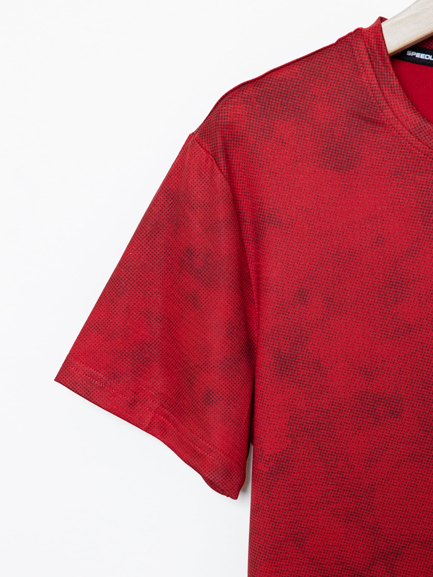 تي شيرتات رياضية باللون الأحمر