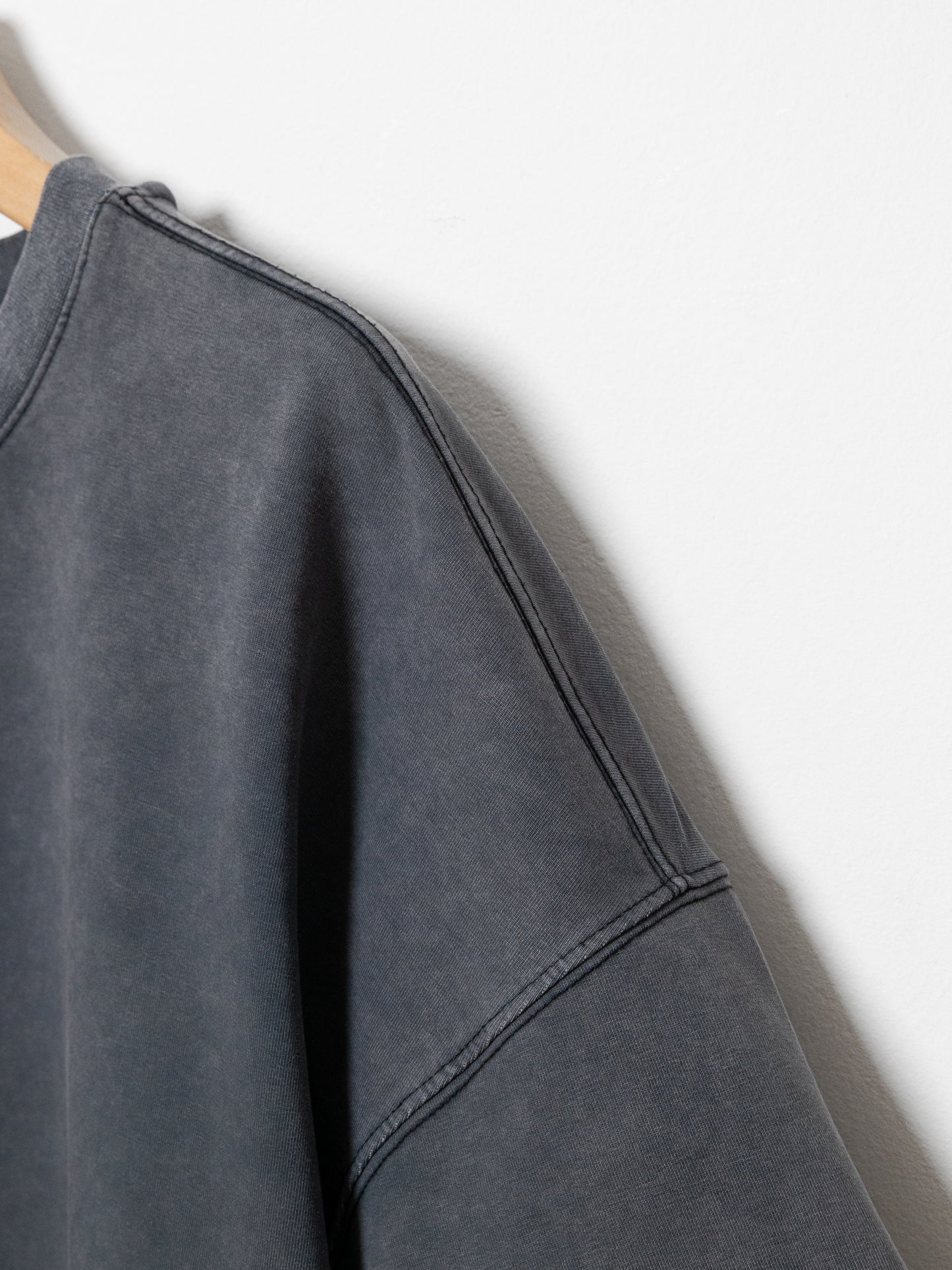 تي شيرتات رمادية كبيرة الحجم